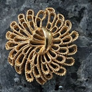 CROWN TRIFARI Gold Tone Flower Brooch Pin Rope Style